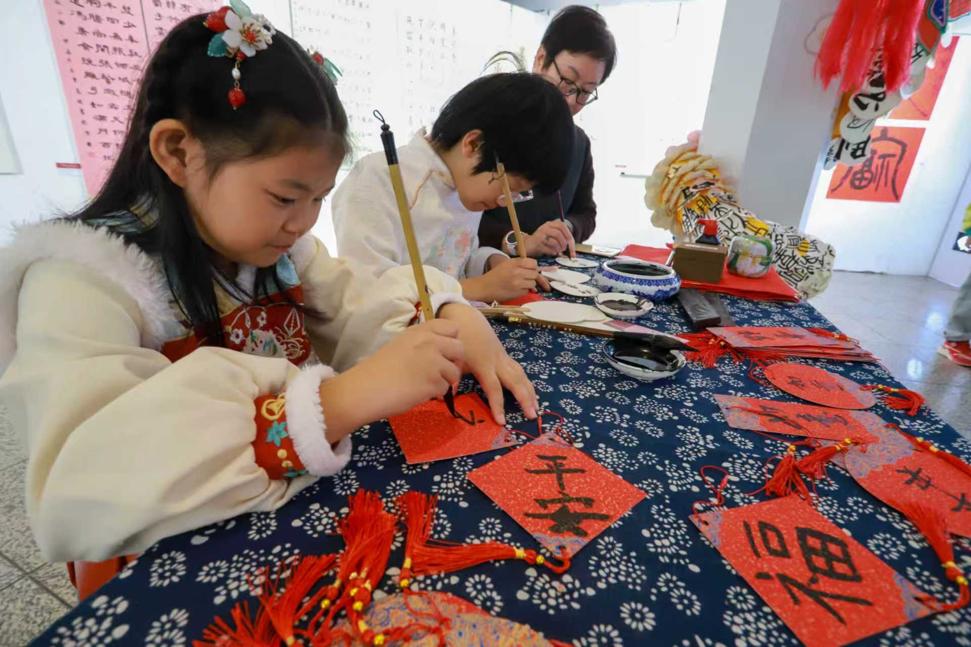 “金帆揚(yáng)藝韻 紙墨繪新航”美育時(shí)光長(zhǎng)卷展覽。校方供圖