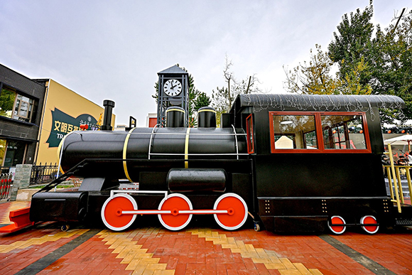 “文明互鑒列車主題文化公園”亮相北京語言大學(xué)東門外。北京語言大學(xué)供圖
