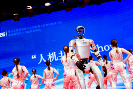 “人機(jī)共舞”秀。主辦方供圖