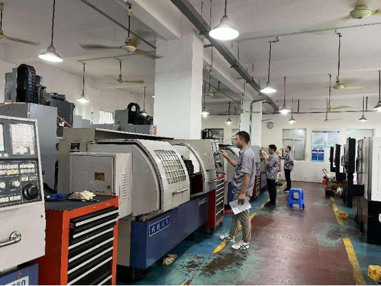 幫扶團(tuán)隊依托中央專項資金建設(shè)的數(shù)控加工中心。