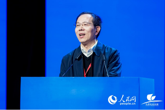 電子科技大學黨委副書記、校長胡俊出席論壇并發(fā)言。