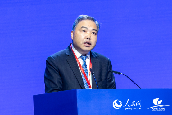 廣西大學(xué)黨委副書記、校長肖建莊出席論壇并發(fā)言。人民網(wǎng)記者 嚴(yán)立政攝