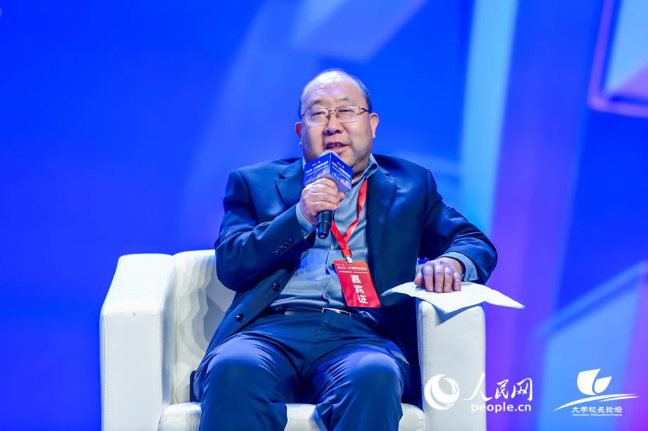 河北大學(xué)副校長張鋒出席論壇并發(fā)言。人民網(wǎng)記者 嚴(yán)立政攝
