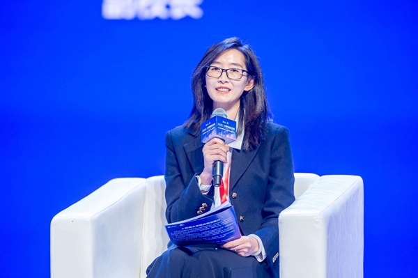 西南石油大學(xué)副校長王楊出席論壇并發(fā)言。人民網(wǎng)記者 嚴(yán)立政攝