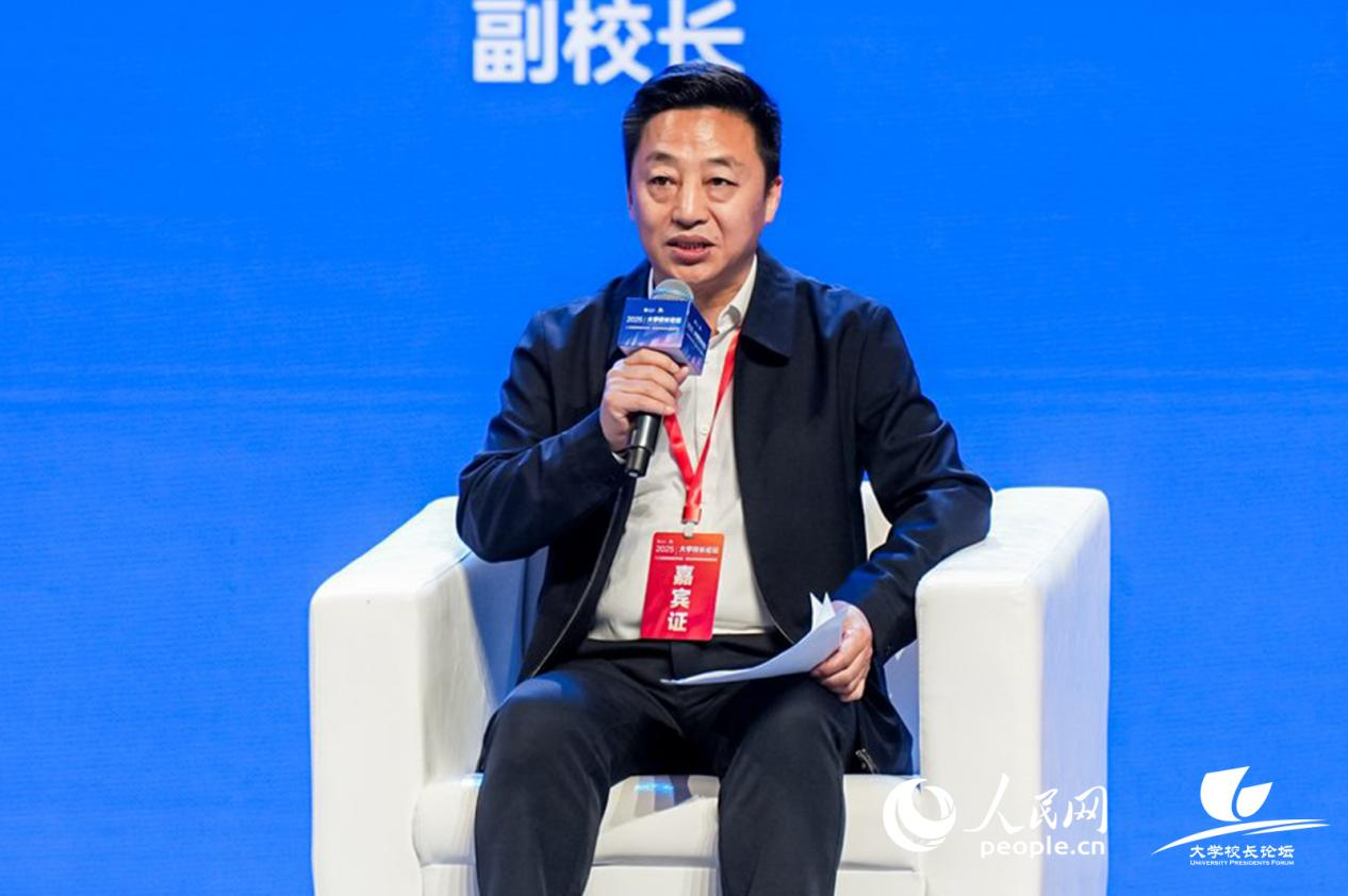 中國(guó)礦業(yè)大學(xué)副校長(zhǎng)王忠賓出席論壇并發(fā)言