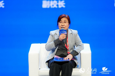 河北經(jīng)貿(mào)大學(xué)副校長程瑞芳出席論壇并發(fā)言