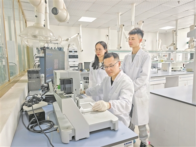 武漢輕工大學食品科學與工程學院教授易陽指導團隊開展藕纖維3D打印材料研究。受訪單位供圖