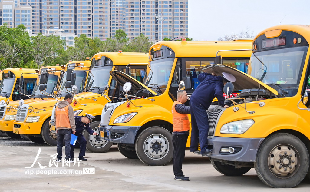 江西贛州:檢查校車迎開學(xué)【2】