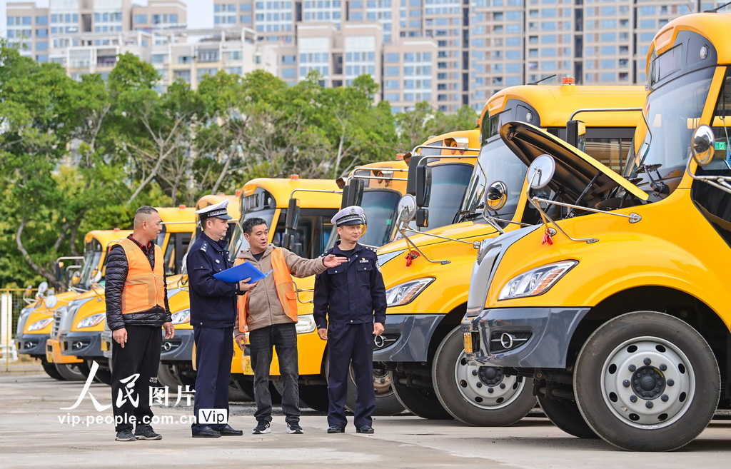 江西贛州:檢查校車迎開學【4】