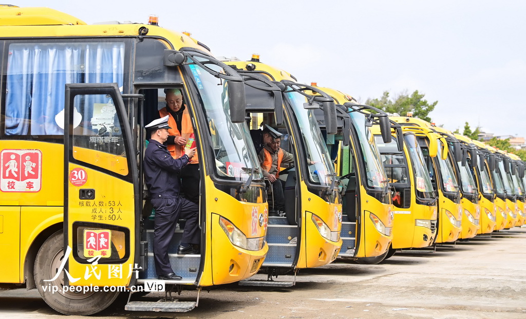 江西贛州:檢查校車(chē)迎開(kāi)學(xué)【6】