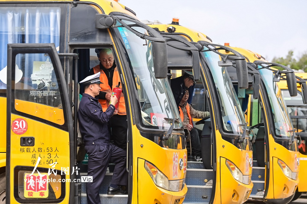 江西贛州：檢查校車迎開學(xué)【7】