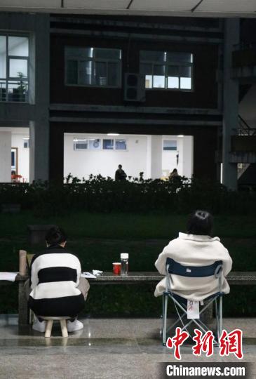 中國計量大學學生在復習?！≈袊嬃看髮W提供