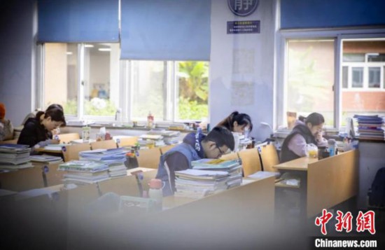 中國計量大學學生在復習?！≈袊嬃看髮W提供
