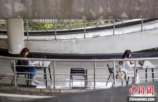 中國計量大學學生在復習?！≈袊嬃看髮W提供