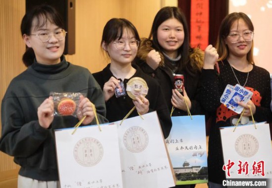 考研學生獲贈暖心大禮包，裡面裝有解壓小玩具、暖寶寶、小福袋、薄荷糖等物品?！°蟛?攝
