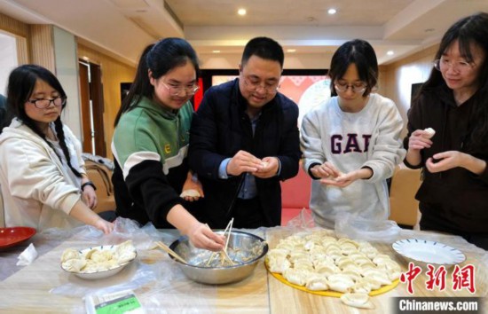 師生們一起包餃子，為考研助力?！°蟛?攝