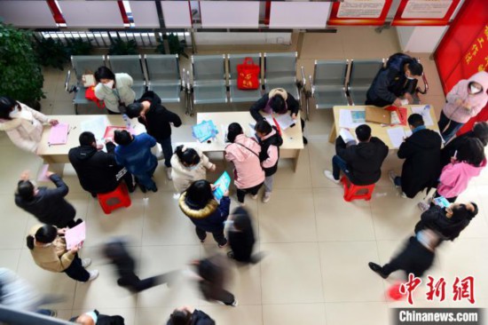 圖為招聘會(huì)吸引了許多民眾前來(lái)應(yīng)聘?！埍?攝