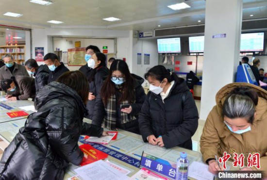 圖為求職者在招聘會(huì)上填寫(xiě)應(yīng)聘信息。　張斌 攝