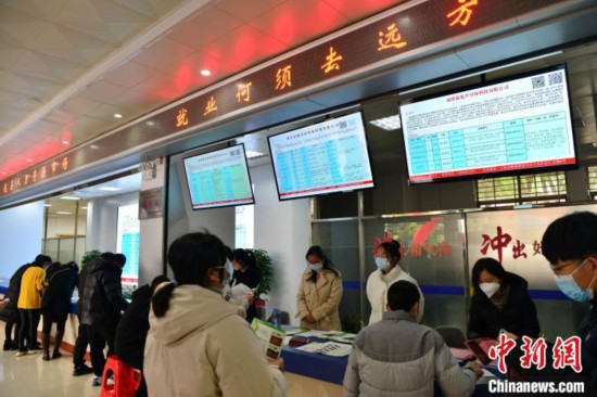 圖為招聘會(huì)吸引了許多民眾前來(lái)應(yīng)聘?！埍?攝