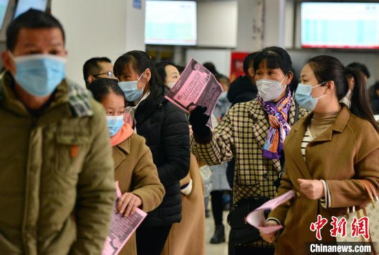 圖為求職者在招聘會(huì)上了解用工信息?！埍?攝