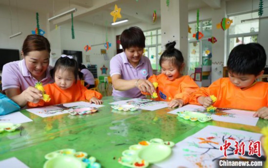 在肥西縣山南鎮(zhèn)中心幼兒園，孩子們?cè)诶蠋煹闹笇?dǎo)下作畫?！￡惣覙?攝