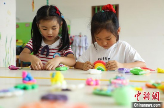 在肥西縣山南鎮(zhèn)中心幼兒園，孩子們?cè)谧霾噬嗨堋！￡惣覙?攝