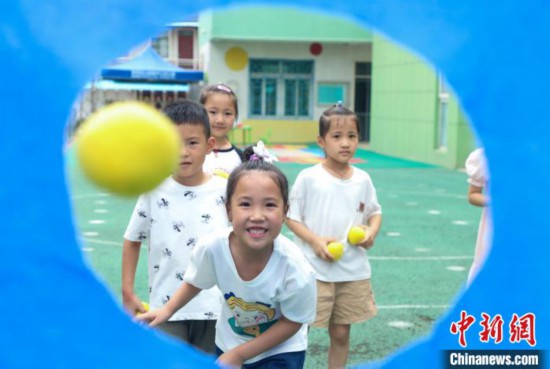 在肥西縣山南鎮(zhèn)中心幼兒園，孩子們?cè)谕娌级赐肚蛴螒??！￡惣覙?攝