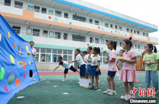 在肥西縣山南鎮(zhèn)中心幼兒園，孩子們?cè)谕娌级赐肚蛴螒??！￡惣覙?攝