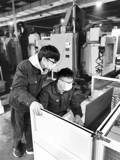 成都紡專學(xué)生開展精密微波器件加工。受訪者供圖