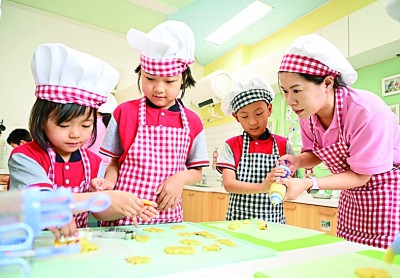 在天津市和平區(qū)第五幼兒園，小朋友在勞動教育系列活動上體驗面點制作。 新華社記者 趙子碩攝