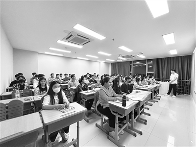 柬華應(yīng)用科技大學(xué)是南京工業(yè)職業(yè)技術(shù)大學(xué)與柬埔寨柬華理事總會(huì)合作共建的中國(guó)職業(yè)教育第一所海外應(yīng)用技術(shù)大學(xué)。圖為柬華應(yīng)用科技大學(xué)課堂。 受訪單位供圖