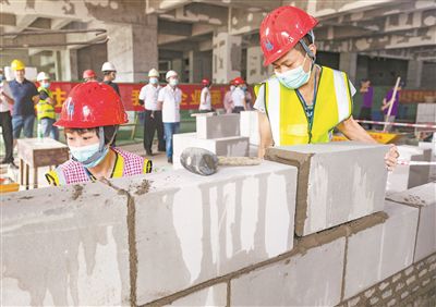 在湖北省秭歸縣舉辦的“雲(yún)杰杯”建筑業(yè)職業(yè)技能競賽上，工人參加內(nèi)牆體砌筑作業(yè)技能比賽。新華社發(fā)（鄭家裕攝）