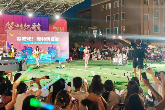 “奮進(jìn)吧!新時代青年!”第一屆“玉石榴”草坪音樂會