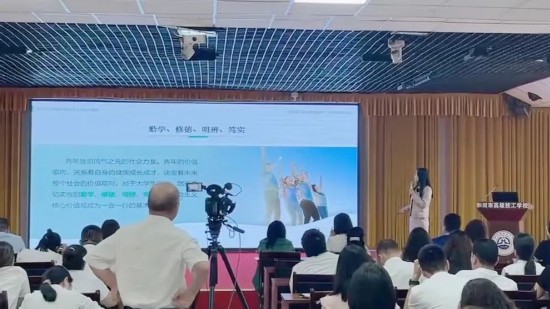 代表學(xué)校參加和田地區(qū)大中小學(xué)思政課