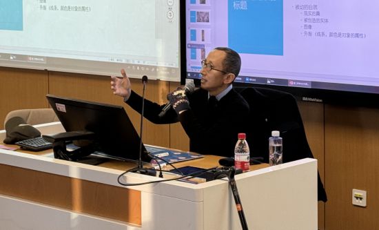 從去年秋天起，還在治療中的朱銳就堅持給本科生開課。（受訪者供圖）