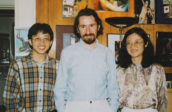 1992年，朱銳（左）赴美國杜蘭大學(xué)攻讀心靈哲學(xué)與認(rèn)知科學(xué)，師從心靈哲學(xué)和認(rèn)知科學(xué)家Radu Bogdan（中），右為朱銳師姐、北師大教授田平。