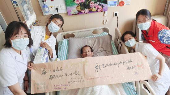 7月26日，海淀醫(yī)院安寧療護(hù)科醫(yī)護(hù)團(tuán)隊為朱銳送來一條寫滿祝福的橫幅。（受訪者供圖）