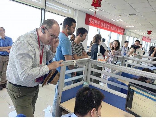 暑期班學(xué)員走進(jìn)北京市市民熱線服務(wù)中心