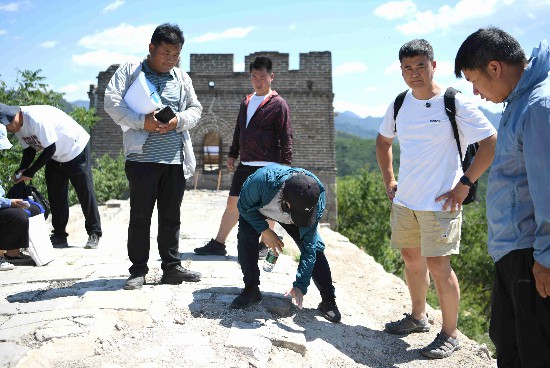 湯羽揚教授帶領(lǐng)團(tuán)隊在大莊科長城實地勘察工程進(jìn)展