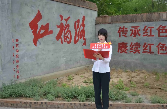 師生進(jìn)行紅色宣講