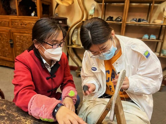 學(xué)生在校企合作國家級(jí)非遺技藝內(nèi)聯(lián)升大師工作室開展實(shí)踐