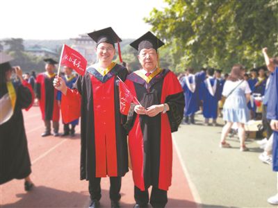 圖為李德仁（右）和學(xué)生肖雄武的合影。 肖雄武供圖
