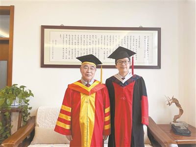 張伯禮（左）與學(xué)生王佳寶。 王佳寶供圖　