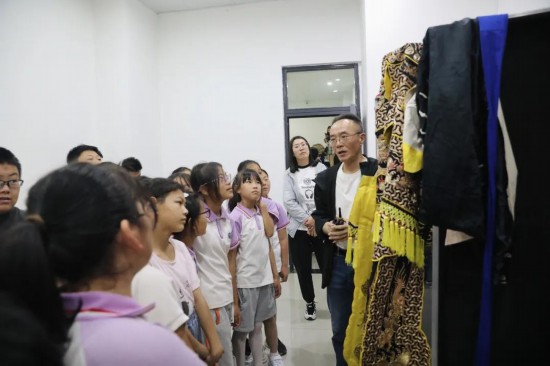 “梨園雅韻進(jìn)校園”活動(dòng)中，表演老師為沙嶺實(shí)驗(yàn)小學(xué)學(xué)生介紹京劇知識(shí)