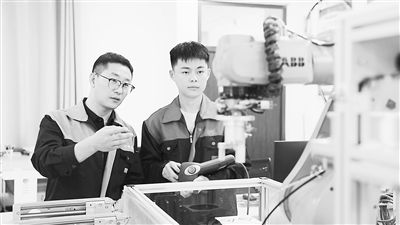 在臨沂科技職業(yè)學(xué)院，教師在實(shí)訓(xùn)基地教授學(xué)生操作技能。