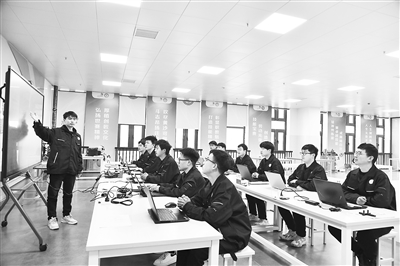 世界技能大賽金牌獲得者侯坤鵬正在給學(xué)生們上課。受訪者供圖
