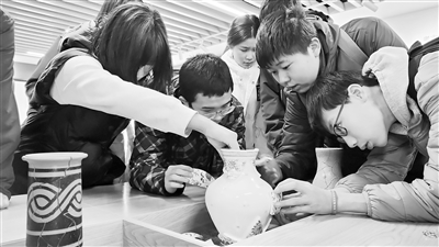 青少年在重慶市文物考古研究院學(xué)習(xí)修復(fù)知識。受訪單位供圖