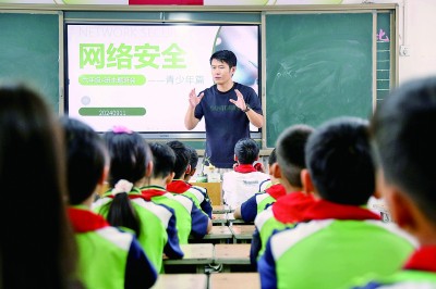 河南汝陽縣第二實驗小學的老師在給學生們普及網(wǎng)絡(luò)安全知識。 新華社發(fā)