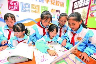 甘肅定西安定區(qū)東關(guān)小學的學生利用手抄報學習網(wǎng)絡(luò)安全相關(guān)常識。新華社發(fā)