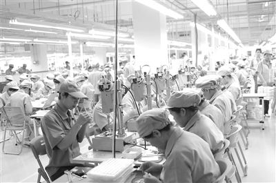 圖為工人在南寧高新區(qū)電子信息企業(yè)內(nèi)忙碌。受訪單位供圖